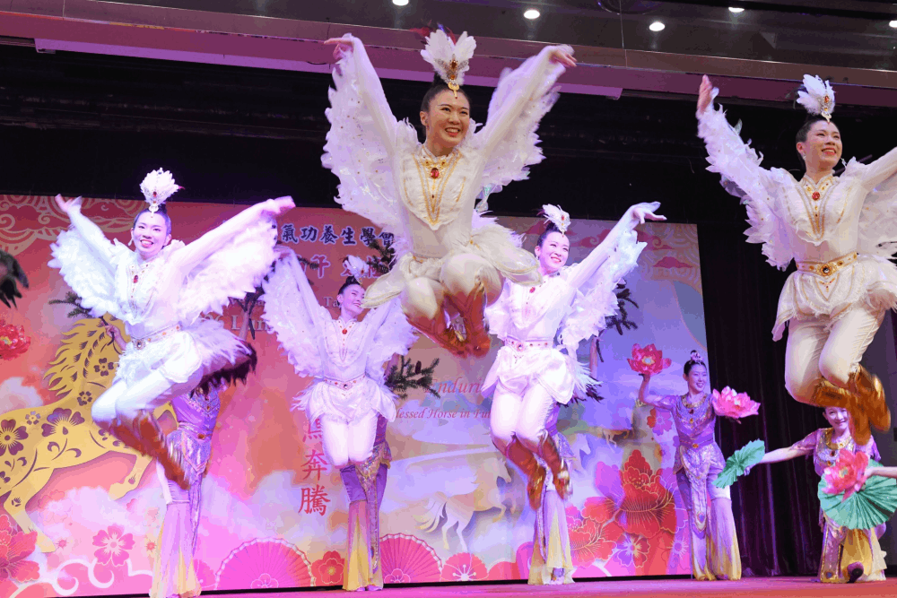 太極門女弟子呈現《松鶴同春 福氣滿園》，仙鶴展翅，寓意長壽安康、福氣相隨。