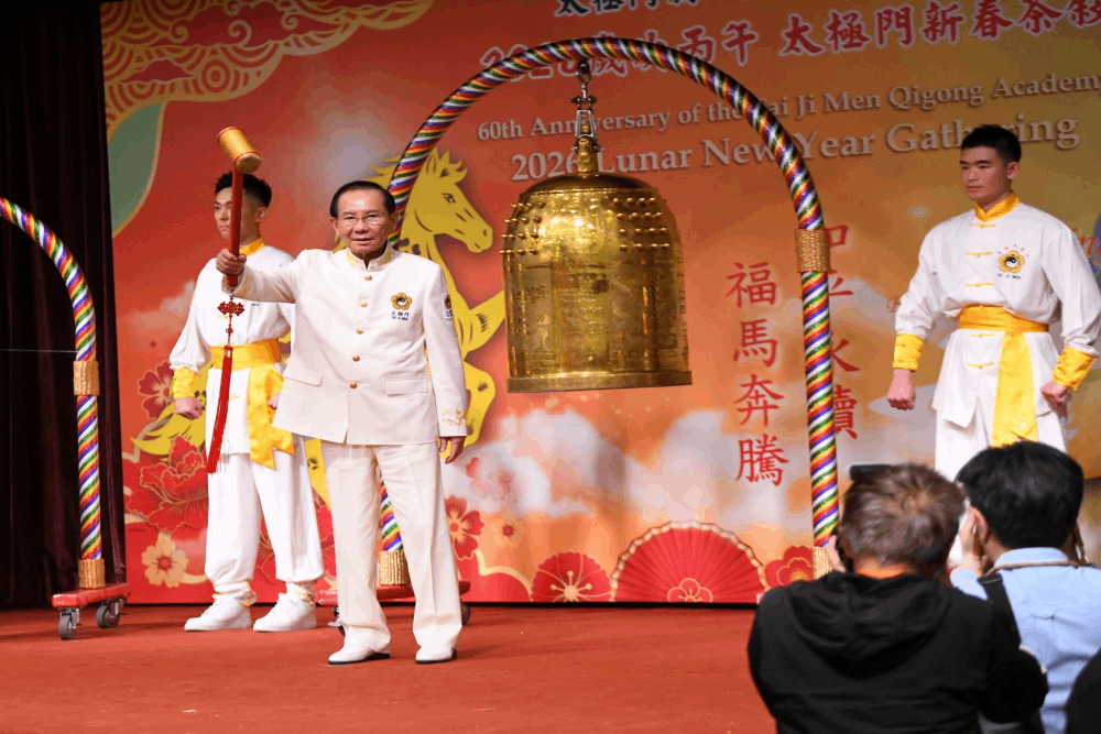 洪道子博士鳴響「世界之愛和平鐘」九響，祈願國富民安、良心覺醒、和平永續。