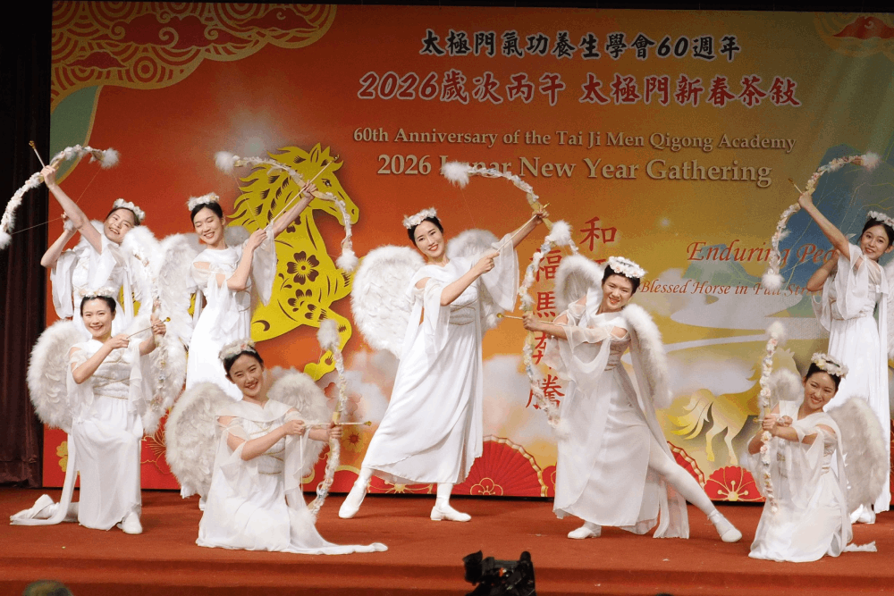 天使射出祝福之箭，願以愛與希望之光，帶領世人遠離黑暗，回歸生命最初的純淨與光明。