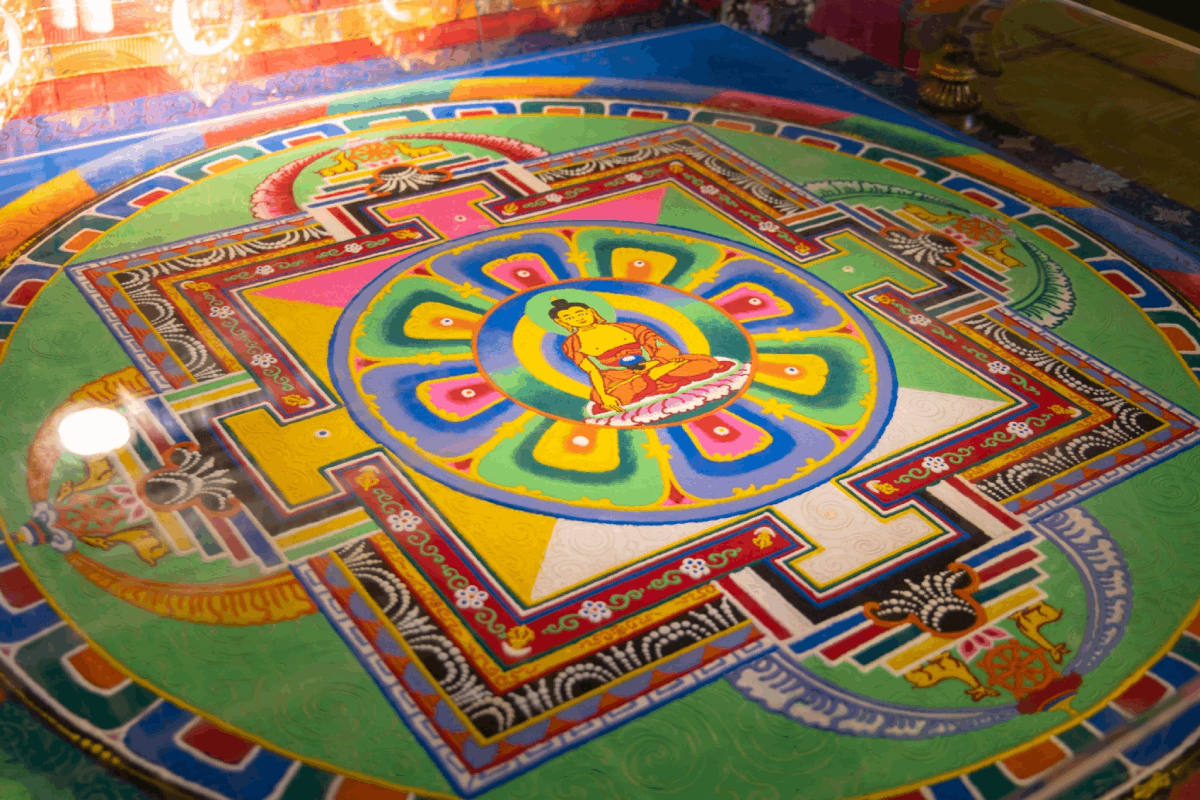 圖說3.壇城象徵宇宙的縮影，也是諸佛菩薩的淨土。法會中呈現的壇城，十分殊勝可貴。中華蓮花雨顯密佛學會提供