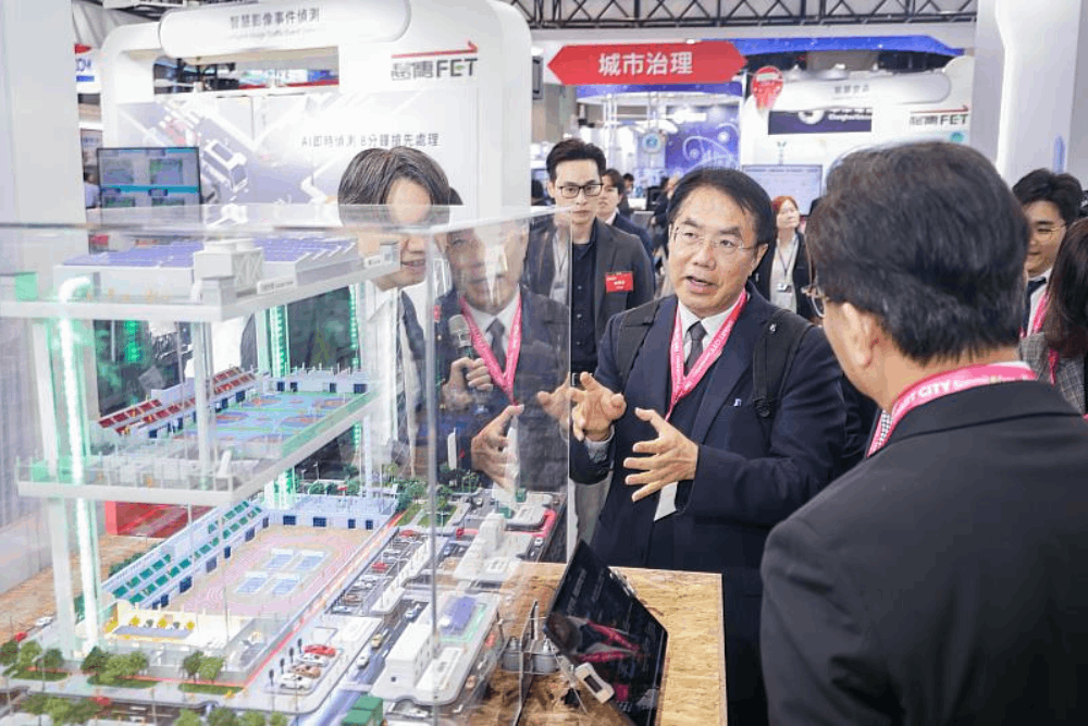 圖說：台南市長黃偉哲（中）參觀遠傳「淨零暨防災微電網」應用。／照片來源：遠傳電信股份有限公司