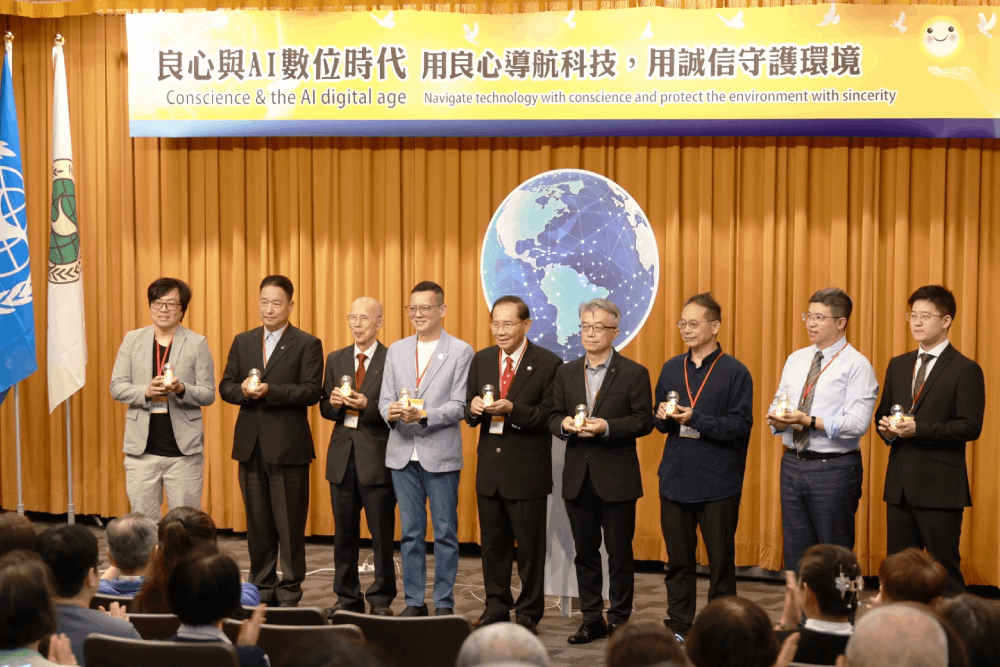圖說：論壇嘉賓共同點亮「良心之光」，象徵以良心指引科技發展的正確方向，為AI數位時代點燃希望火炬。／照片來源：「良心與AI數位時代」論壇主辦單位