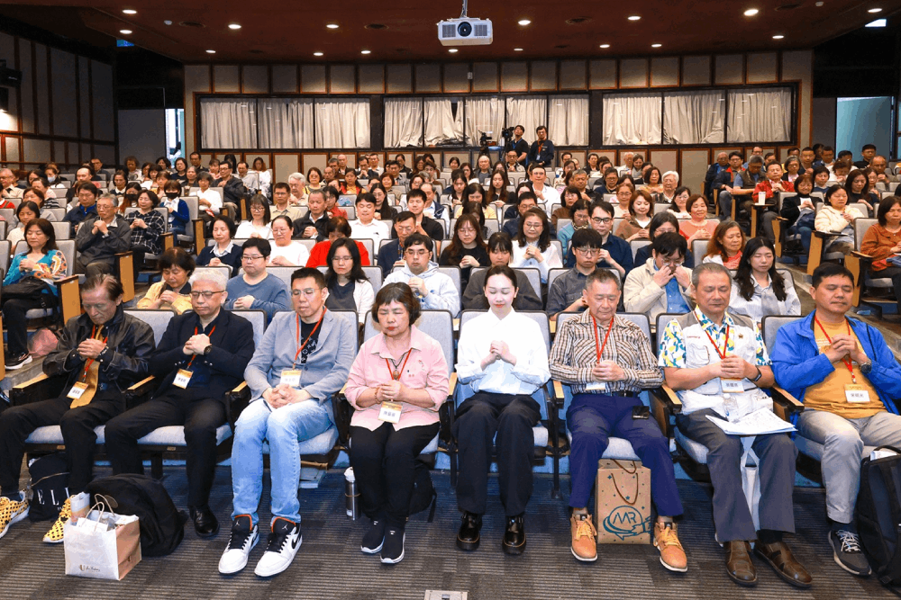 圖說：響應聯合國國際良心日，主持人引導與會者「靜心60秒祈願」，為紛亂世界注入正能量，期許自己的善行成為一道和平之光。／照片來源：「良心與AI數位時代」論壇主辦單位