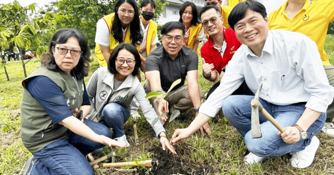 圖說：環境部長彭啓明植樹／照片來源：環境部網站