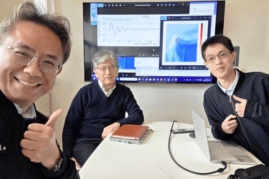 圖說／中央大學水海所吳祚任教授（左）、地科系玉山學者（前東京大學地震研究所）佐竹健治教授（中）與地科系羅明仁同學（右）共同完成這項創新研究。照片來源：國立中央大學