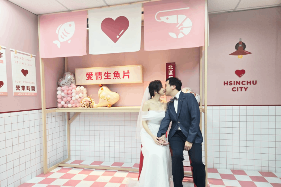 照片一圖說：甜蜜親吻的結婚新人、照片來源：新竹市政府