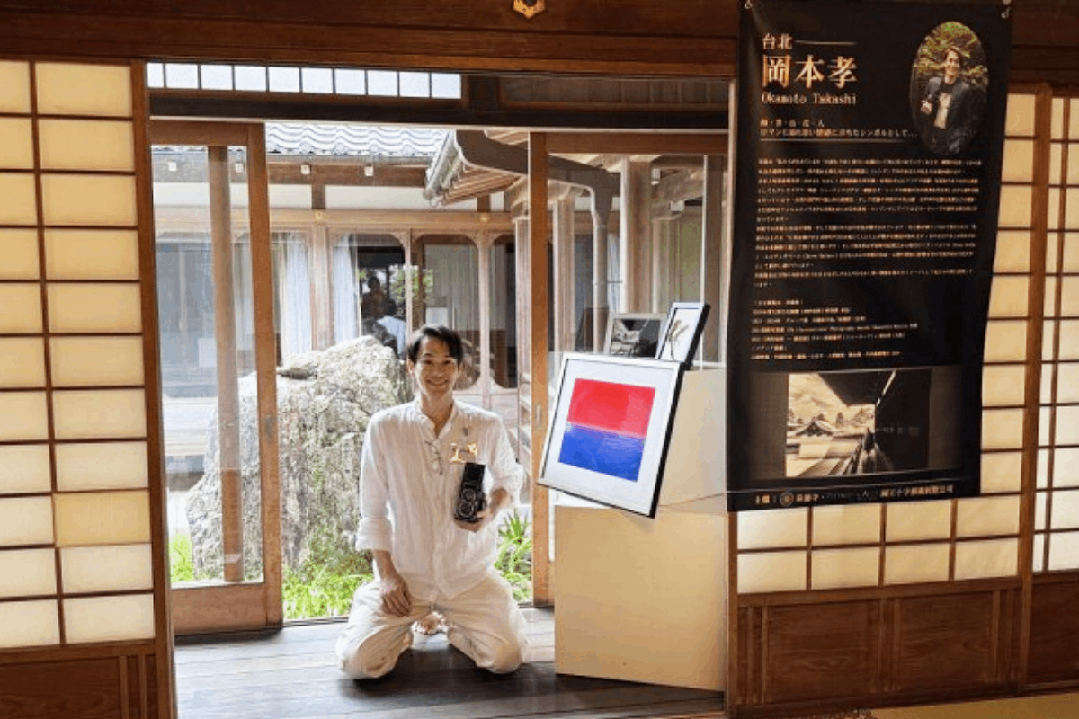 圖說：曾獲國際攝影獎的岡本孝於京都御寺‧泉涌寺展出攝影作品／照片陳欣婷提供