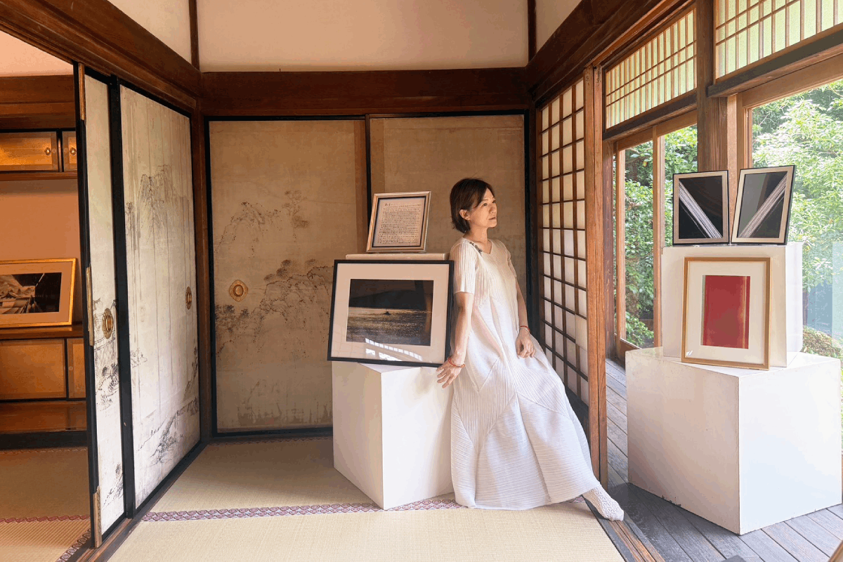 圖說：策展人陳欣婷與岡本孝攝影作品合影／照片陳欣婷提供