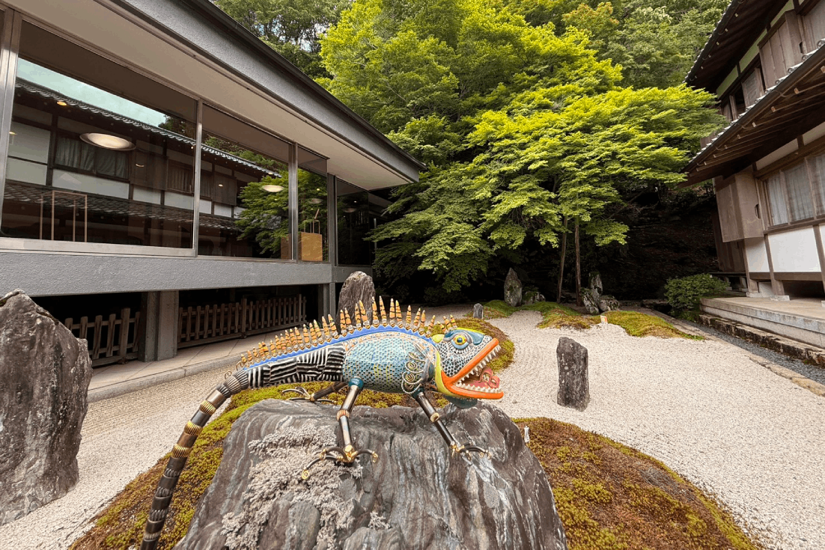 圖說：蔡爾平彩鑲瓷與泉涌寺枯山水對話／照片陳欣婷提供