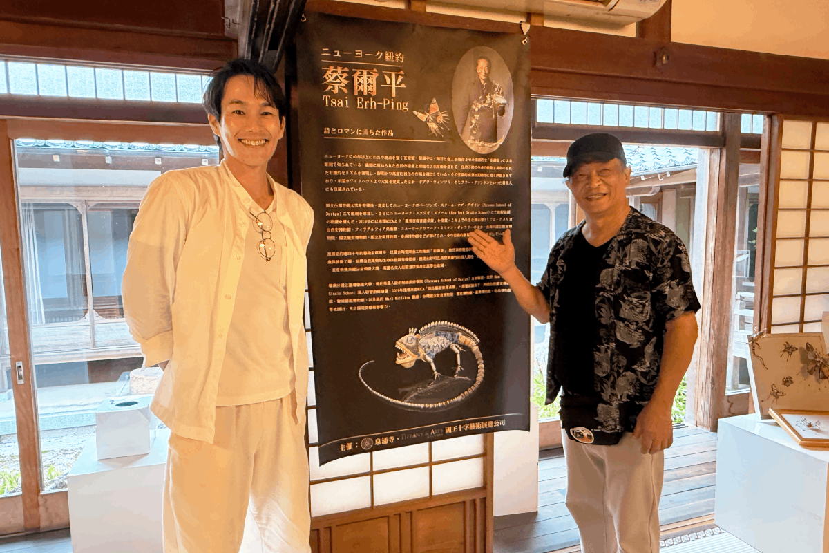 圖說：策展人陳欣婷與岡本孝攝影作品合影／照片陳欣婷提供